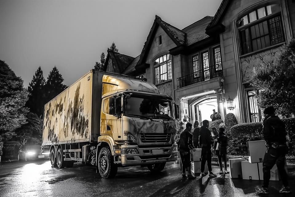 Cometen el robo: una camioneta, usualmente de alta gama, llega pocos minutos después, los delincuentes fuerzan puertas o cochera y entran a la vivienda para el atraco.