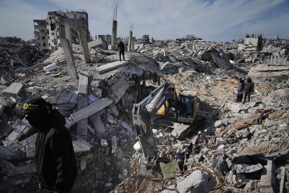 Palestinos buscan entre los escombros en la Franja de Gaza, el 3 de diciembre.