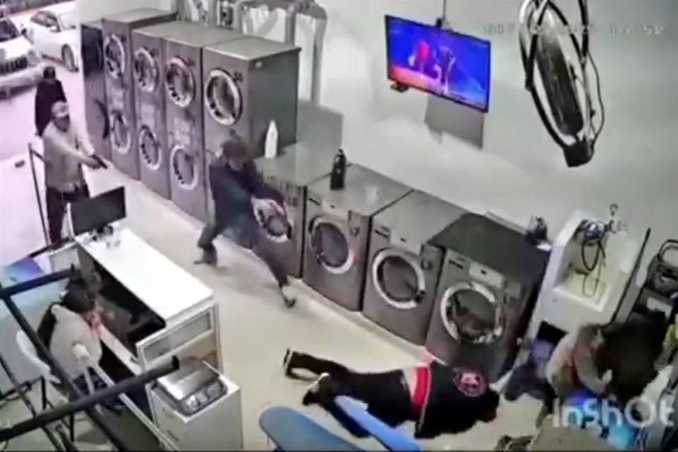 Los agresores mataron a dos hombres y dejaron a uno herido.