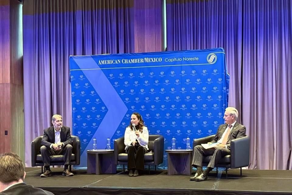 Luis Foncerrada, Economista en Jefe de la AmCham México; Gabriela Siller de Banco Base, y Lorenzo Barrera, Preisdente de la AmCham, Capítulo Noreste.