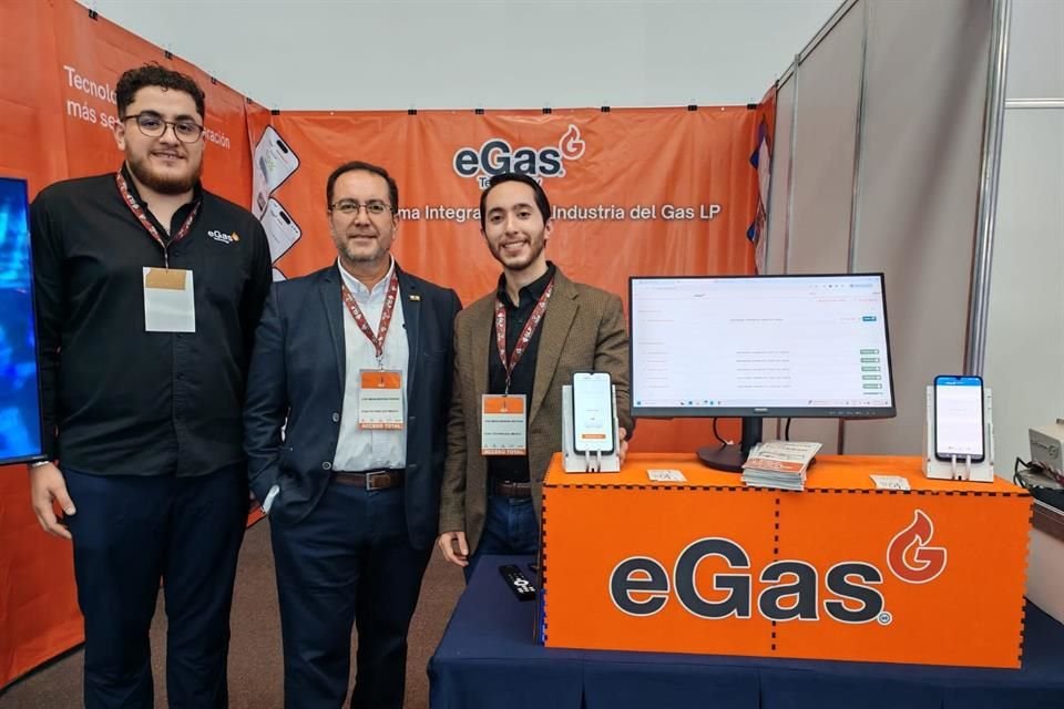 Óscar Sauceda, José María Moreno Beltrán y José María Moreno Fierros, director de Tecnología, presidente del Consejo de Administración y director general de eGas Technology, respectivamente.