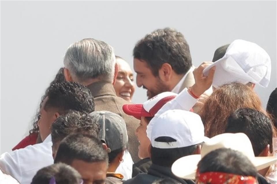 La Presidenta Claudia Sheinbaum saluda a Andrés Manuel López Beltrán tras finalizar festejo de la 4T en el Zócalo.