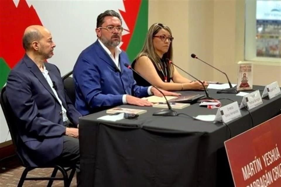 Presentación del libro Democratización de la Tecnología, de Martín Yeshuá Barragán Cruz, en la FIL de Guadalajara.