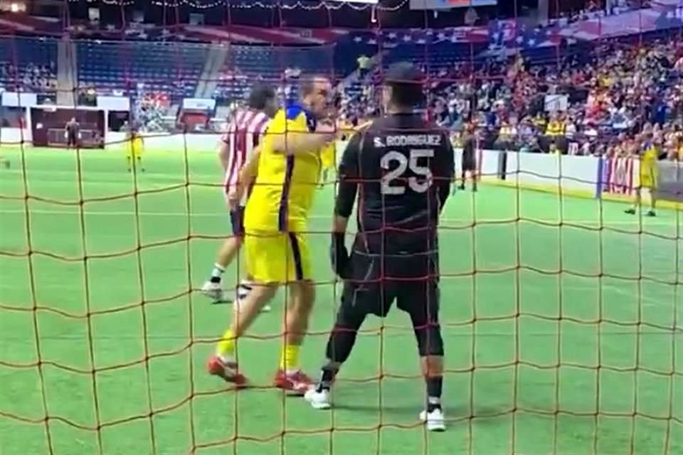 El momento en el que Cuauhtémoc Blanco agrade a Sergio Rodríguez.
