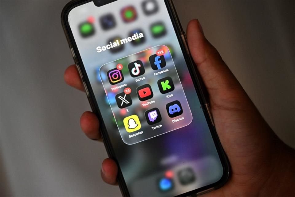 Australia se convirtió en el primer país en prohibir el uso de las redes sociales a menores de 16 años, bloqueando acceso a plataformas.