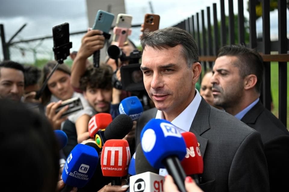 El senador Flavio Bolsonaro habla con periodistas en Brasilia, el 9 de diciembre.