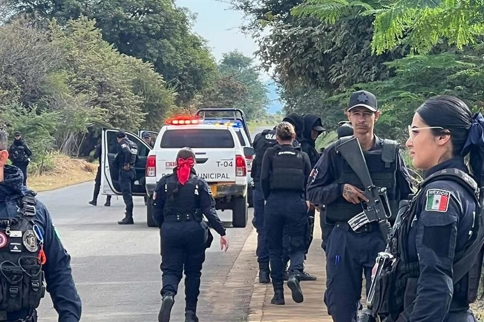 Operativo de la Policía de Tequila en la fábrica 1800 de José Cuervo, en Tequila Jalisco, que fue clausurada durante algunas horas.