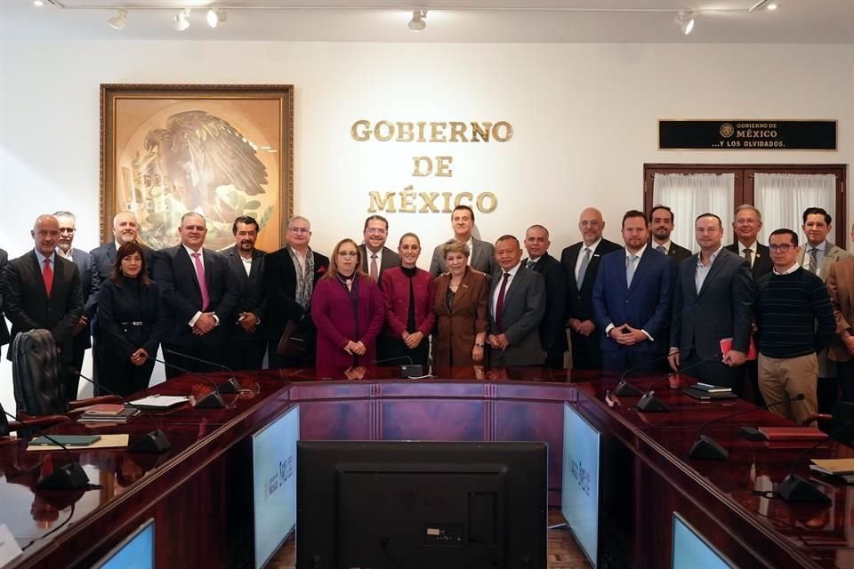 En el encuentro estuvieron el Secretario de Comunicaciones y Transportes, el titular de la Agencia de Transformación Digital y el director del AIFA.
