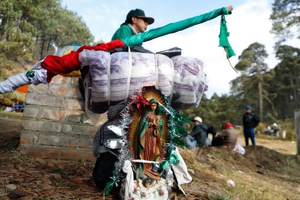 Peregrinos caminan desde Puebla hasta la CDMX para celebrar a la Virgen de Guadalupe el próximo 12 de diciembre.