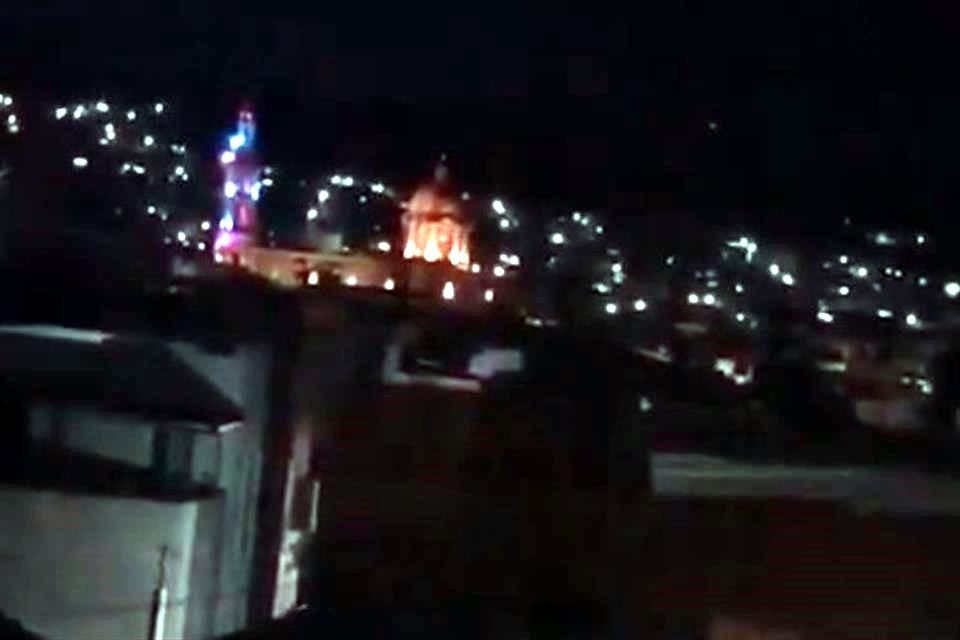 Usuarios de redes sociales compartieron videos donde se escuchan las detonaciones en pleno centro de Cotija.