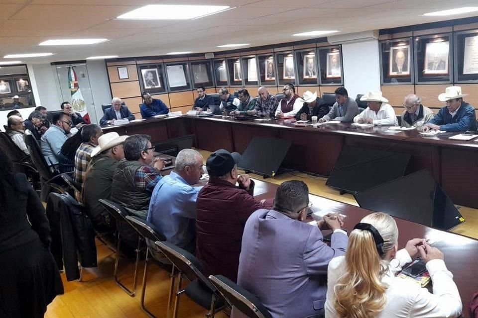 El encuentro entre autoridades y representantes del FNRCM se realiza en la Sader.