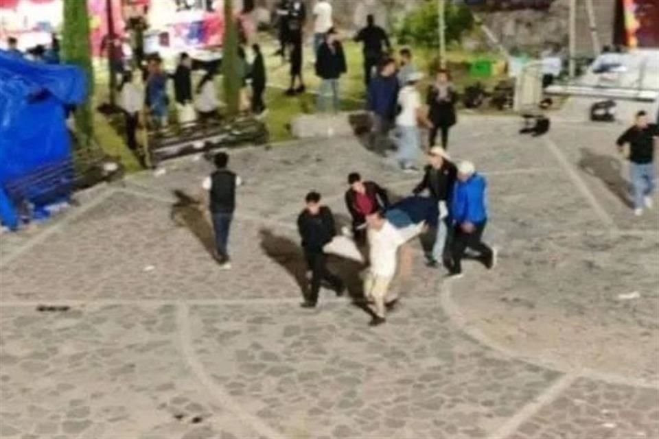 Tras el ataque en San Miguel de Allende, Guanajuato, habitantes trasladaban a sus heridos en el Infonavit Malanquín.