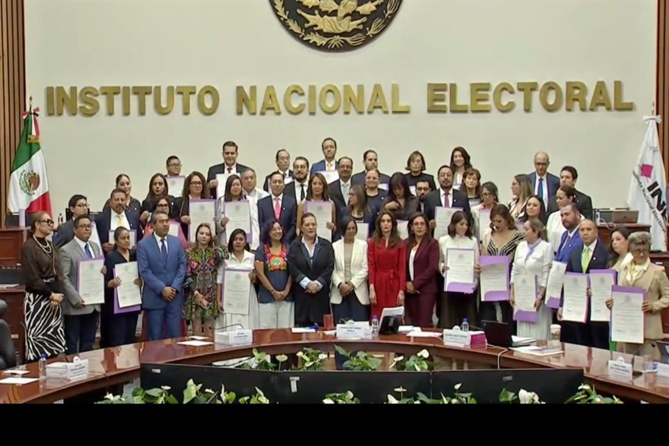 El INE entregó constancias de mayoría a juzgadores del Poder Judicial.