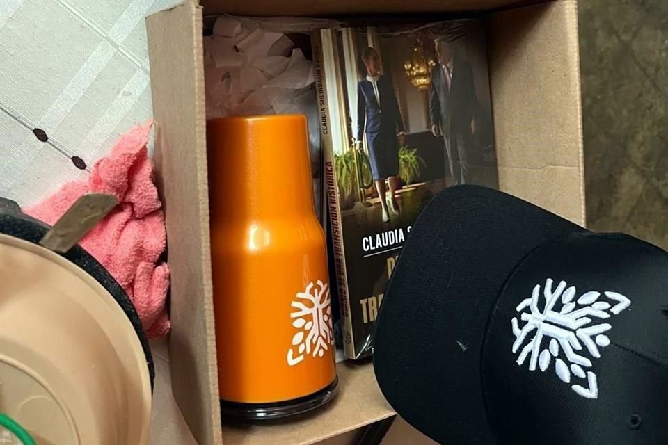 La Gobernadora de Guerrero, Evelyn Salgado, entregó a egresados de un diplomado una caja con varios obsequios, entre ellos un libro de la Presidenta CSP.