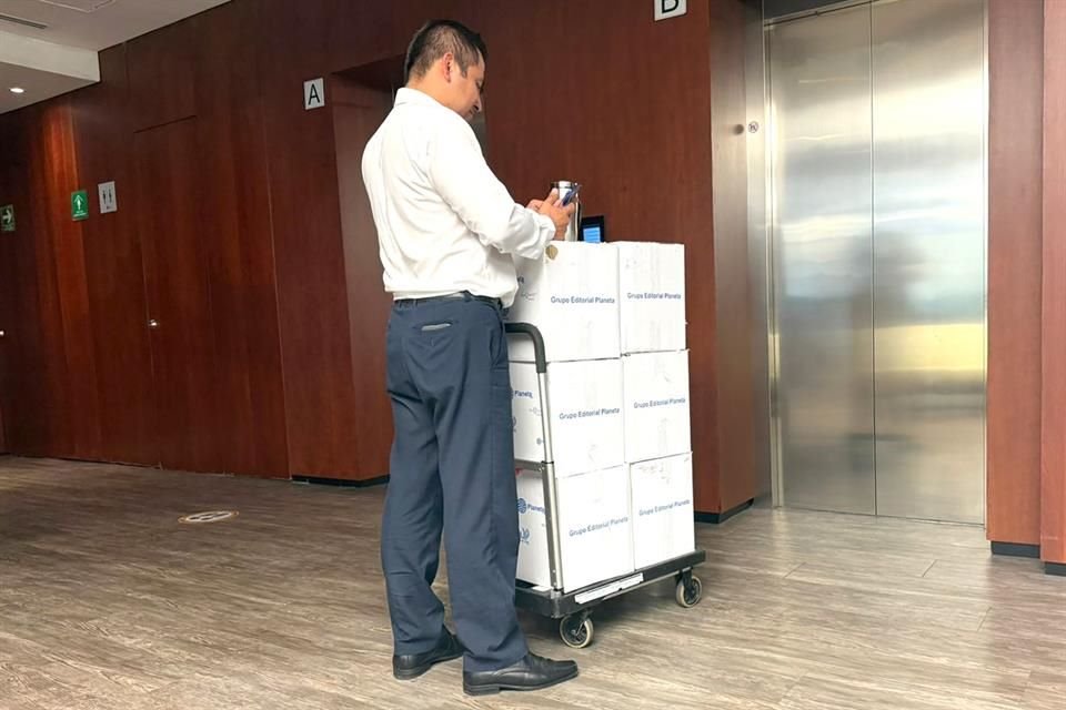 El coordinador de Morena en Senado, Adán Augusto López, gastó millonada en 17 mil ejemplares del libro 'Grandeza', del ex Presidente AMLO.