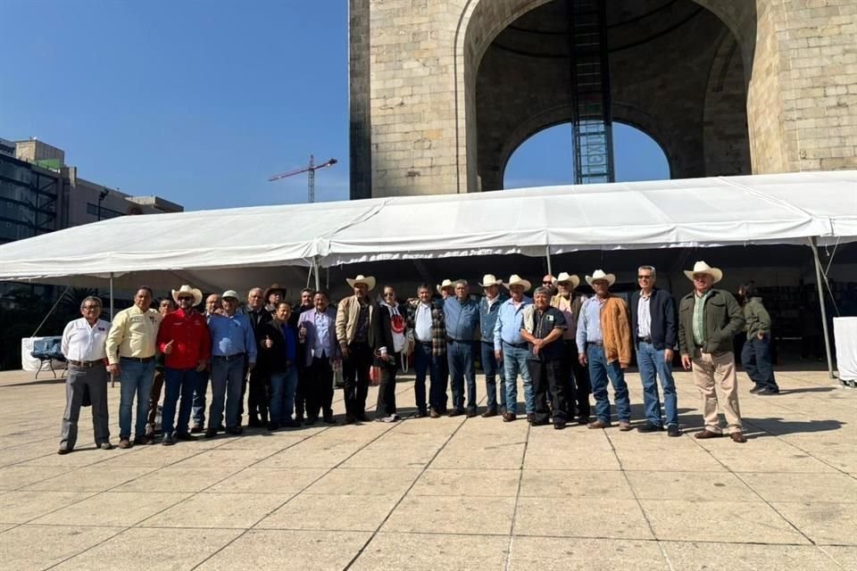 Integrantes del Frente Nacional para el Rescate del Campo Mexicano en conferencia.