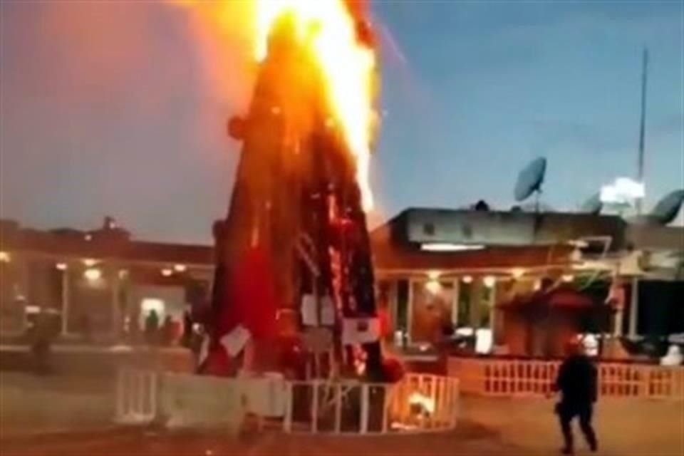 Pobladores de Zitácuaro, Michoacán, marcharon hacia el Ayuntamiento y quemaron el árbol navideño para exigir justicia por el asesinato de Ángeles Esquivel, atribuido a un policía de tránsito.