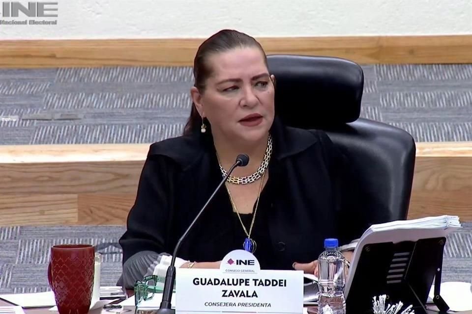 La consejera presidenta Guadalupe Taddei en la sesión de este jueves en el INE.