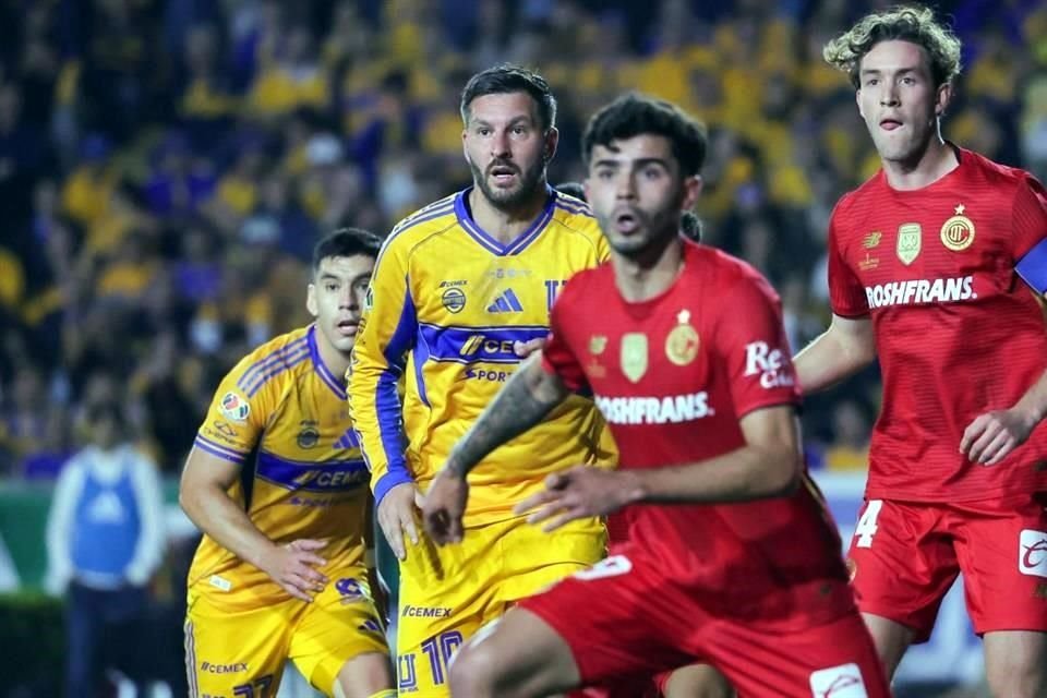 André-pierre Gignac atento al servicio.