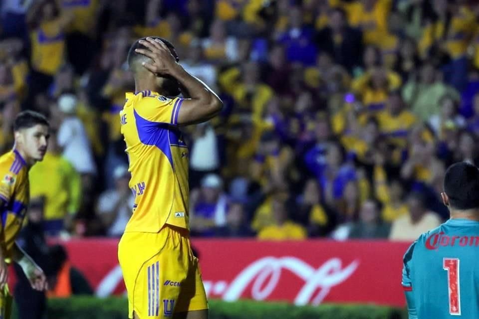 Joaquim lamenta una falla ante el arco escarlata.