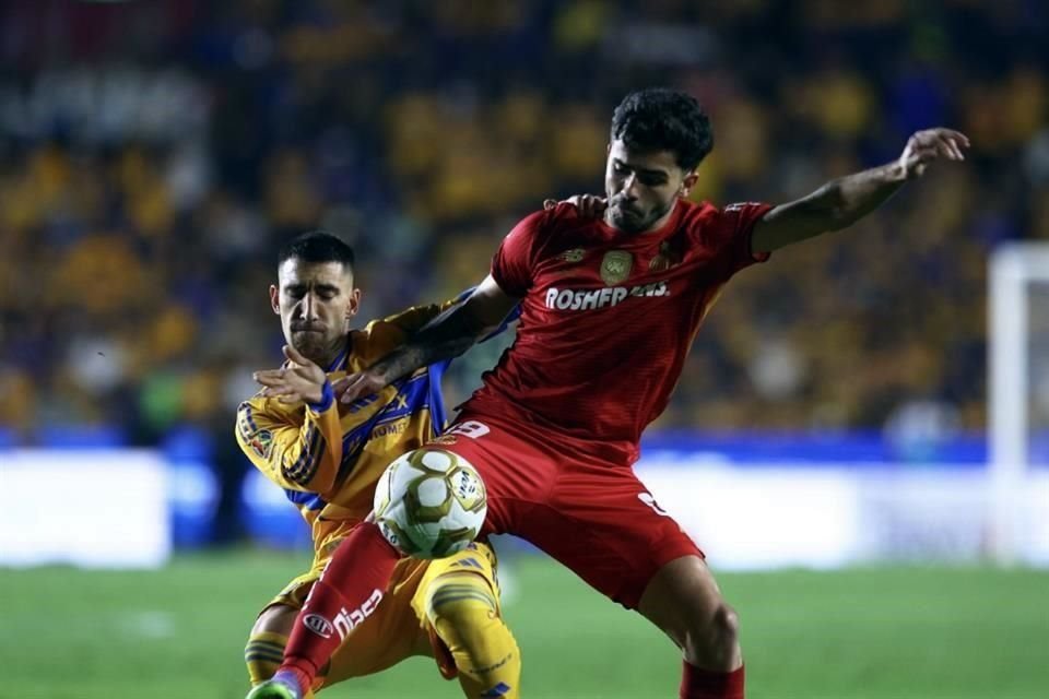 Fernando Gorriarán disputa el balón con Santiago Simón.