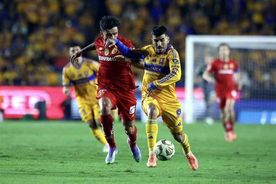 Ángel Correa busca escapar de la marca de Santiago Simón.