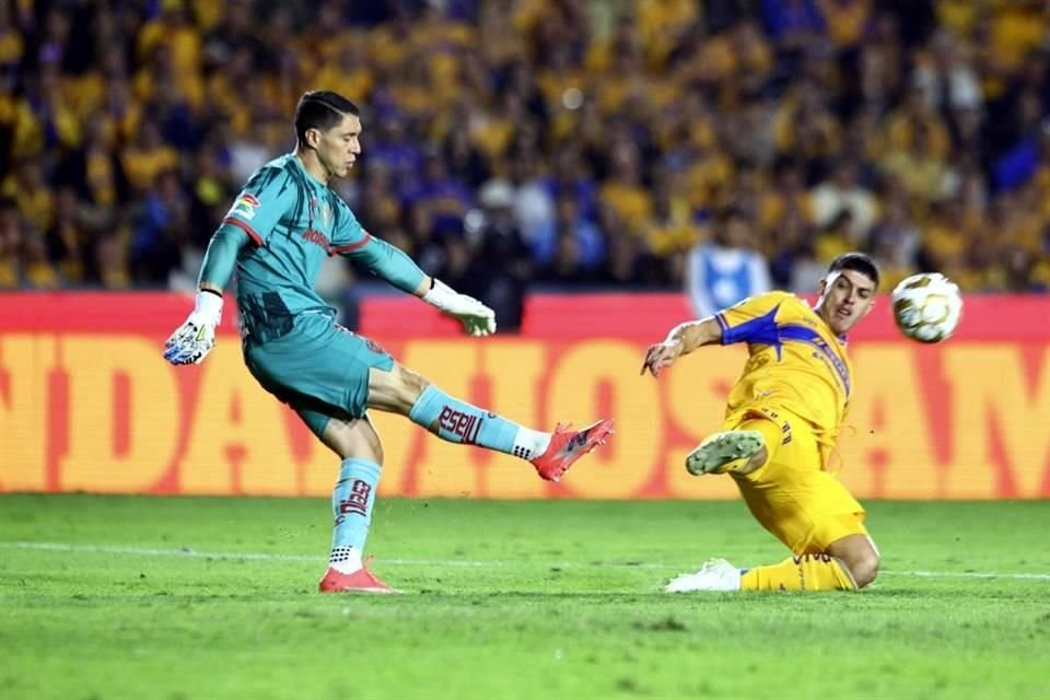 Juan Brunetta presiona en la salida a Hugo González.