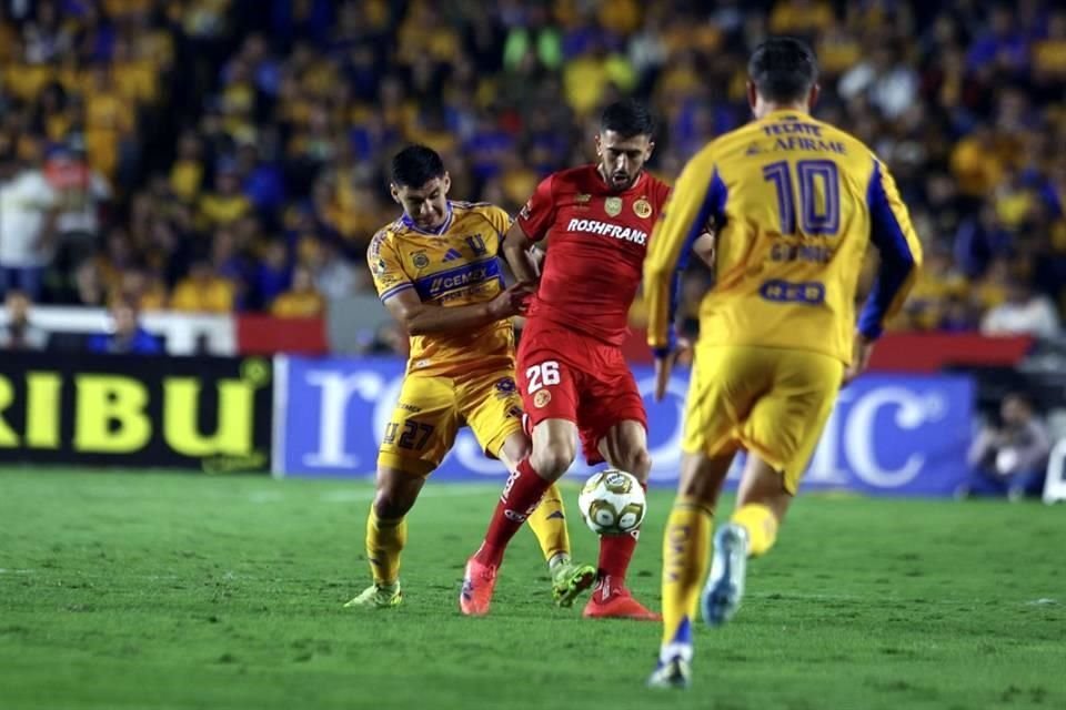 Jesús Angulo presiona a Paulinho.