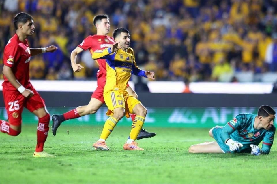 Tras un error de Hugo González, Ángel Correa abrió el marcador a favor de los felinos.