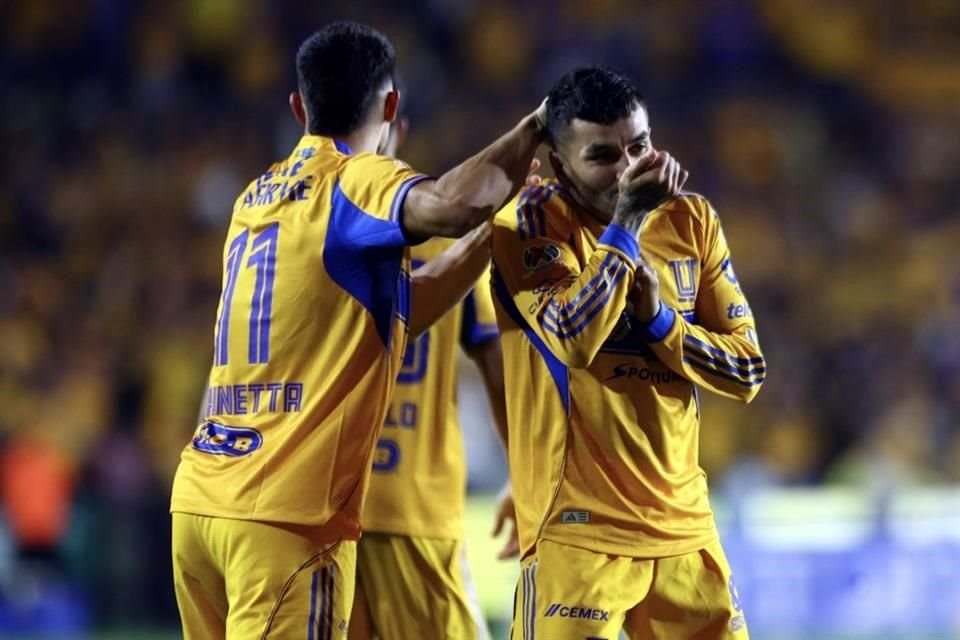 Tras un error de Hugo González, Ángel Correa abrió el marcador a favor de los felinos.