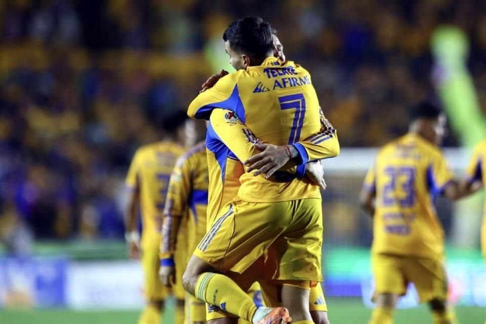 Abrazo de gol entre Gignac y Correa.