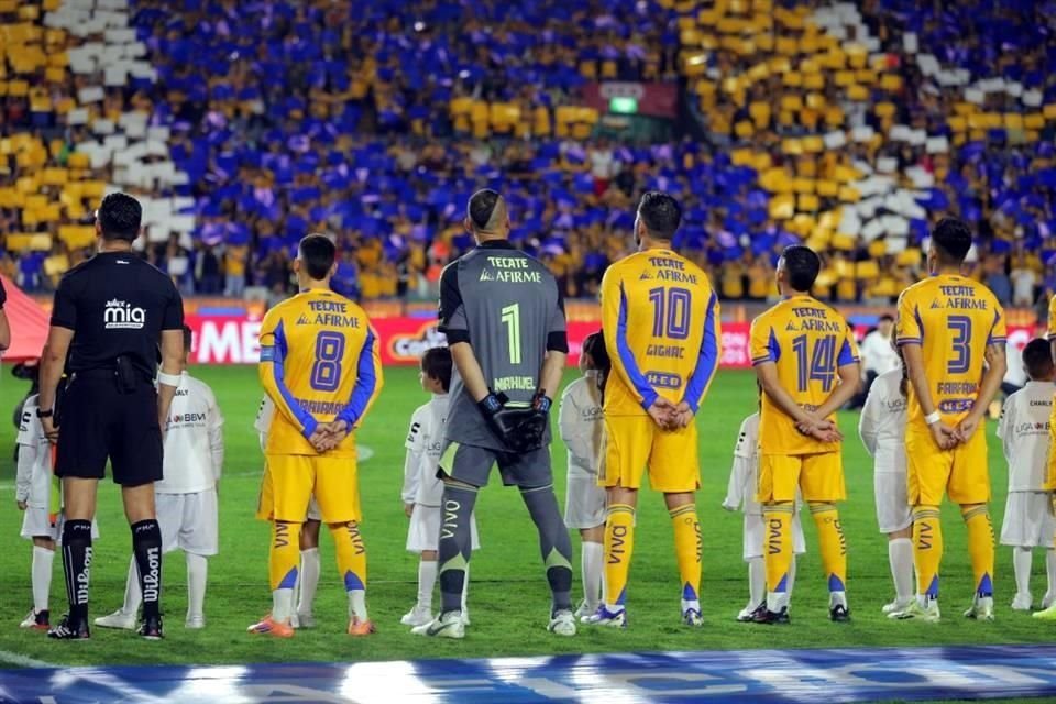 Un mosaico alrededor de las gradas del Estadio Universitario recibió a los equipos.