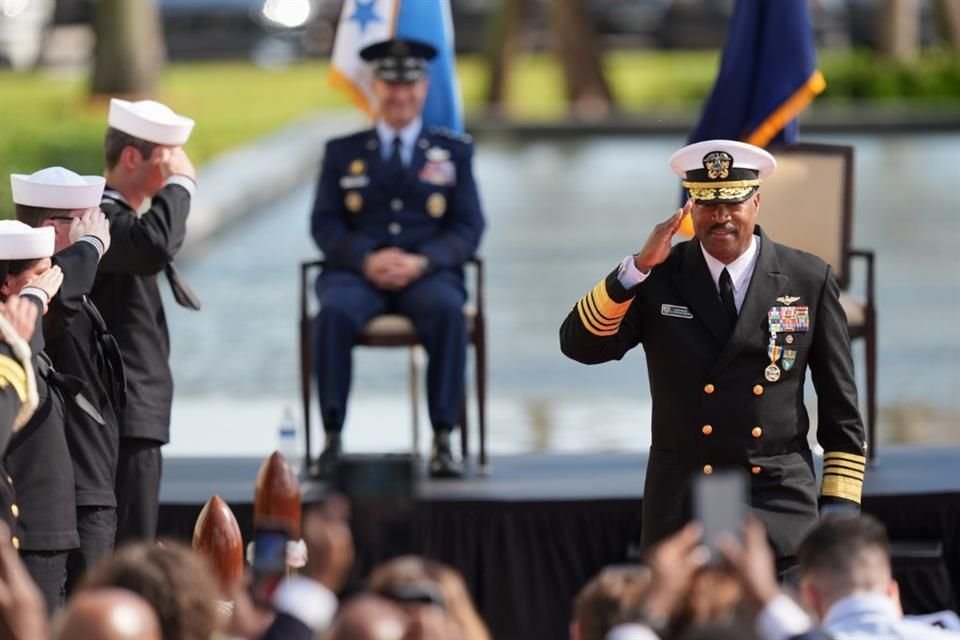 El almirante a cargo de las fuerzas militares de Estados Unidos en América Latina dimitió en medio de tensiones con Venezuela.