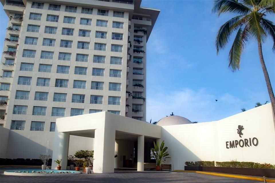 El hotel Emporio, ubicado en Ixtapa-Zihuatanejo, anunció su cierre definitivo. La empresa denunció que la causa son las amenazas del crimen organizado contra los trabajadores que mantienen la huelga.