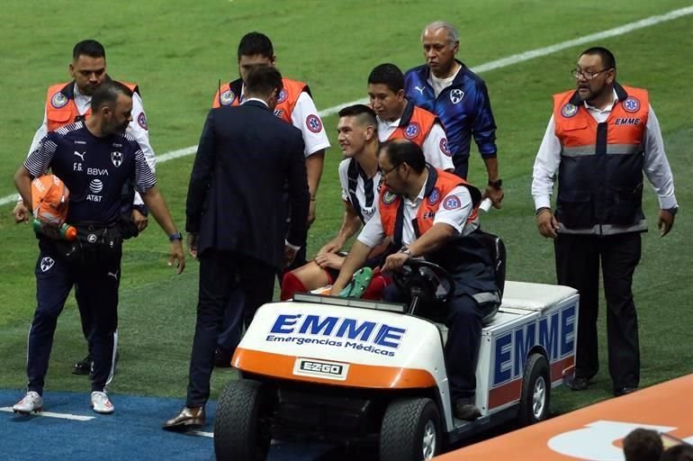 César Montes salió lesionado del partido.