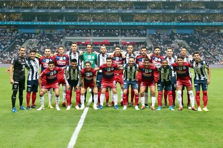Para apoyar al Veracruz, Rayados y Chivas posaron juntos para la foto oficial en el BBVA.