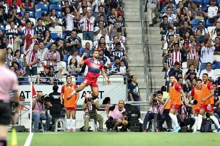 Miguel Ponce festeja el gol con el que Chivas le empató a Rayados.