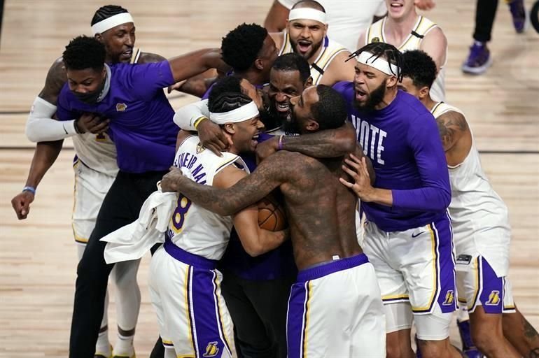 Los jugadores de Lakers de Los Ángeles festejaron efusivamente al terminar el juego y convertirse en campeones de la NBA.