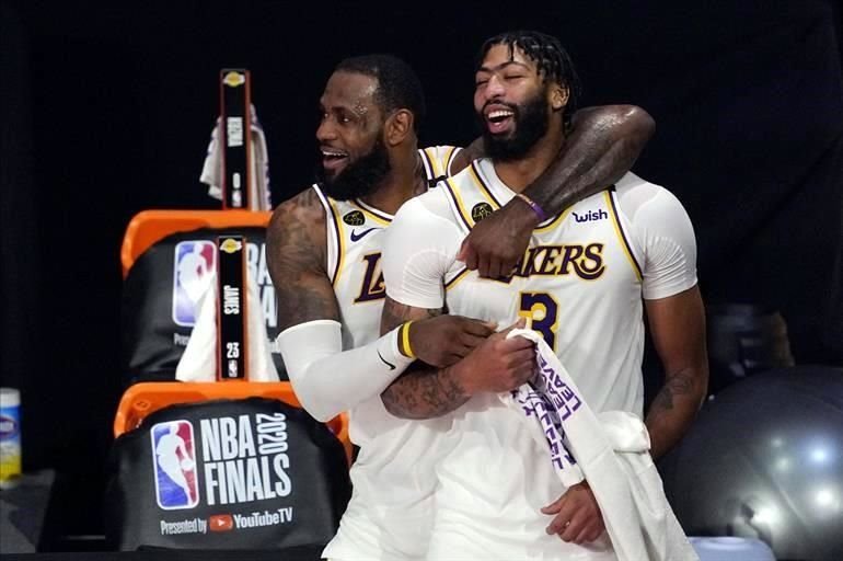 La gran pareja de los Lakers, LeBron James Y Anthony Davis, se abrazaron tras conseguir el título.