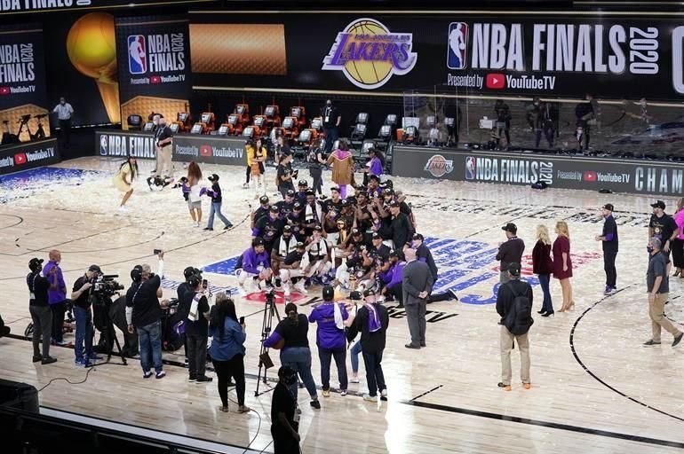 Lakers recibió su trofeo 17 en la NBA, el cual resulta especial tras el fallecimiento este año de Kobe Bryant.