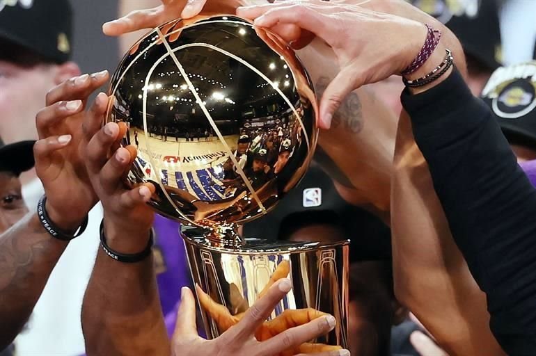 El Trofeo Larry O'Brien en las manos de los Lakers.