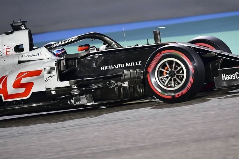 El Gran Premio de Bahréin tuvo un accidentado inicio este domingo.
