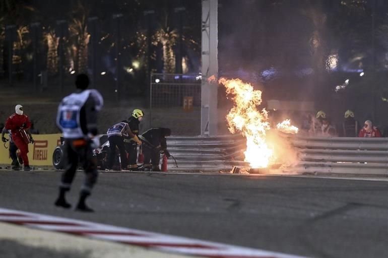 El auto de Grosjean tuvo un toque en la primera curva con el de del ruso Daniil Kvyat, por lo que salió de la pista y chocó con una barrera, lo que provocó que se partiera en dos.